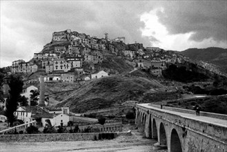 europe, italie, calabre, cosenza, corigliano calabro, vue de la ville, années 1940