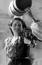 europe, italie, calabre, reggio calabre, femme en robe typique, années 1940