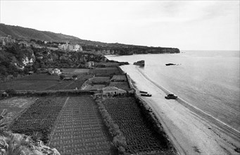 europe, italie, calabre, tropea, panorama de la côte, années 1950