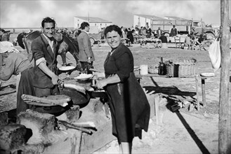 europe, italie, calabre, cosenza, corigliano, friture de poisson pendant la foire de schiavonea, 1930 1940