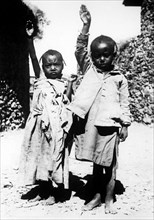 afrique, éthiopie, adua, la salutation de deux petits indigènes, 1930