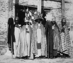 africa, etiopia, adigrat, rappresentanti del clero sull'uscio della chiesa, 1900 1910