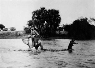 africa, eritrea, traversata del fiume gasc in piena, 1920 1930