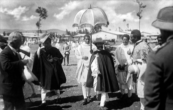 afrique, ethiopie, negus haile selassie marchant, 1920 1930