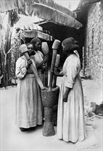 africa, etiopia, ragazze alla macinatura, 1920 1930