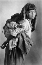 africa, etiopia, ragazzina etiope con il fratellino, 1930 1940