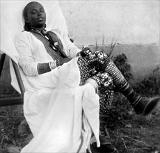 africa, etiopia, donna in abbigliamento tipico da viaggiatore con grossolano ricamo di cotone, 1910 1920