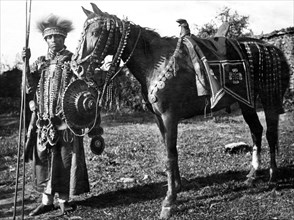 africa, etiopia, guerriero seioano parato a festa con il suo cavallo, 1920 1930