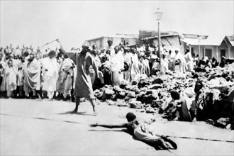 afrique, éthiopie, scènes de cruauté abyssinienne, punies par la flagellation, 1930 1940