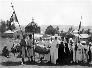 afrique, éthiopie, un groupe de debris se rendant à une fête, 1900 1910