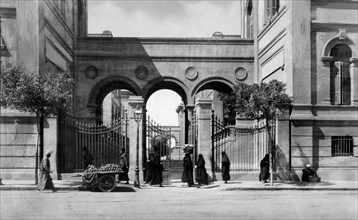 afrique, égypte, alexandrie, entrée latérale d'une école italienne, 1920 1930