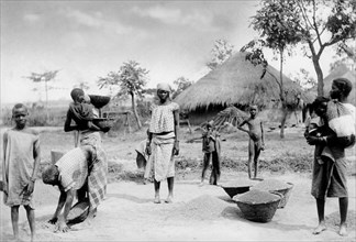 afrique, guinée bissau, ancienne guinée portugaise, vie des indigènes dans le village, 1930