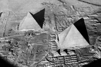 africa, egitto, il cairo, veduta aerea delle piramidi dei faraoni, 1930