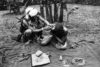 afrique, congo, un sorcier zoulou soigne un malade, 1930