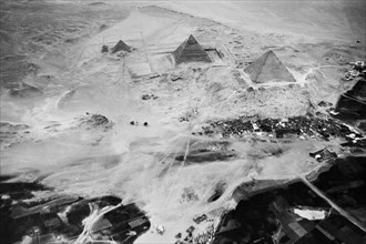 africa, egitto, il cairo, veduta aerea delle piramidi, 1920 1930