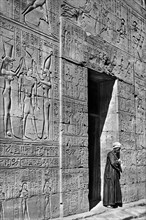 africa, egitto, luxor, ingresso del tempio di horus, 1920 1930