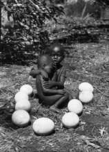 afrique, kenya, enfants indigènes parmi des œufs d'autruche, 1920 1930