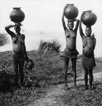 afrique, ouganda, femmes kavirondo transportant l'eau du lac victory, 1920 1930