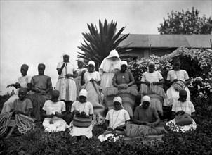 afrique, kenya, groupe de femmes indigènes apprenant un travail utile à la mission italienne, 1930