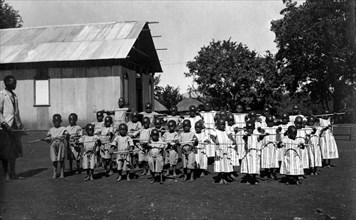 afrique, kenya, heure de gymnastique à la mission, années 1930