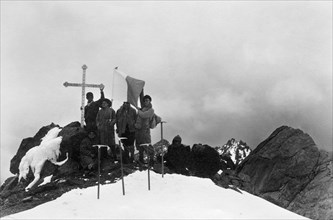 afrique, kenya, explorateurs au sommet de lenana place la croix et le drapeau papal, 1930