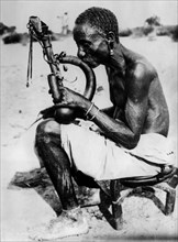 africa, kenya, un anziano fumatore di tabacco, 1934