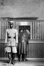 afrique, liberia, policier gardant un bureau de poste, 1930 1940