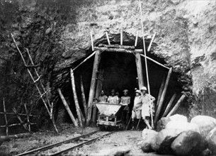 afrique, congo belge, entrée du tunnel pendant la construction du chemin de fer congo - océan, 1923 1924