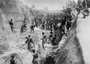 afrique, congo belge, enlèvement de la terre dans des paniers pendant la construction du chemin de fer congo - océan, 1923 1924