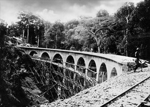 afrique, belgique congo, un pont sur le chantier pendant la construction du chemin de fer congo - océan, 1923 1924