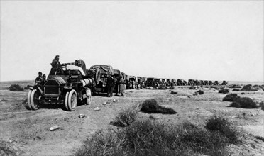 africa, algeria, raid algeri tamanrasset, prima traversata del sahara, soldati francesi su autocarri fiat, 1920