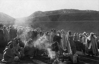 africa, algeria, bon-saada, pastori arabi preparano il loro caffè, 1910 1920