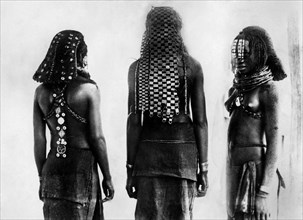africa, angola, regione del cunene, sendi, ragazze abbigliate per la festa della pubertà, 1930
