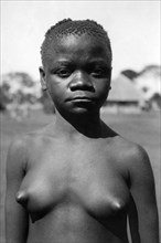 africa, congo belga, giovane donna pigmea alta solo 1,19 mt, 1927 1930