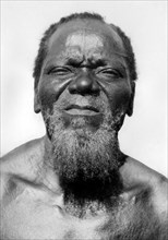 africa, congo belga, unico esemplare di altra tribu che vive sfruttando l'abilità di cacciatori tra i pigmei, 1927 1930