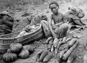 afrique, congo belge, petit vendeur de racines de manioc, 1927 1930