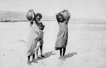 africa, somalia, portatrici d'acqua con i tipici recipienti tungi, 1930 1940