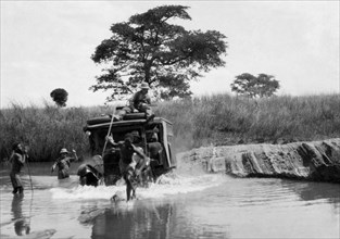 afrique, rhodésie du nord, un passage difficile sur la crique de chikumi, 1930 1940