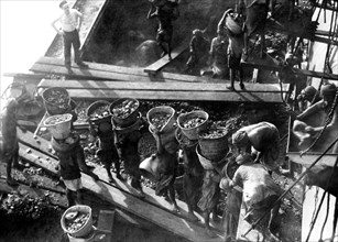 afrique, somalie, djibouti, déchargement de charbon au port, 1920 1930