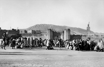 afrique, maroc, fes, foule devant la porte de la ville, 1940