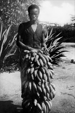 afrique, somalie, indigène avec casque de banane de la variété juba, 1940