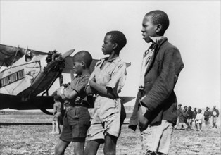 afrique, afrique du sud, intriguée par un avion, 1950