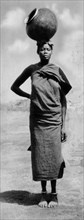 africa, sudan, portatrice d'acqua, 1920 1930