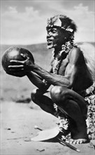 afrique, afrique du sud, zoulouland, un sorcier consulte une calebasse, 1927