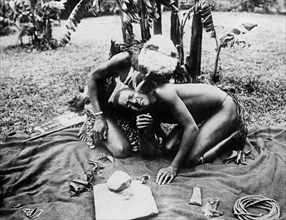 africa, sud africa, zululand, uno stregone zulu cura un malato, 1940