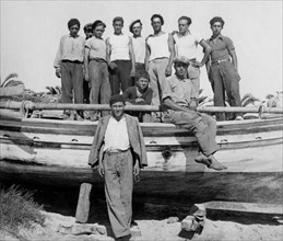 africa, tunisia, gruppo di pescatori di ponza sulla costa africana, 1920 1930
