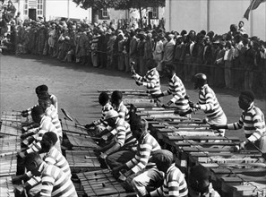 africa, sud africa, suonatori durante la danza guerriera dei minatori d'oro, 1920 1930