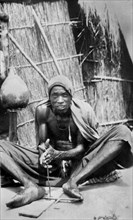 afrique, afrique du sud, zululand, des indigènes allument un feu de manière primitive, 1920 1930
