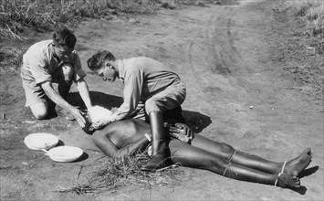africa, sud africa, zululand, un esploratore riprende il volto di un indigeno, 1920 1930