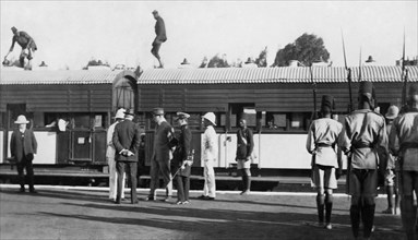 afrique, ouganda, autorités voyageant en train, 1920 1930